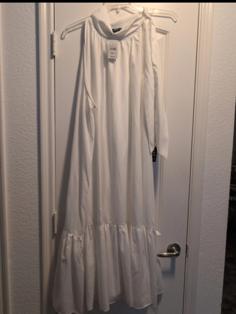 Brand new Women' White Halter Maxi Dress with Ruffle Hem size 22/24